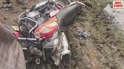 Jhansi: A speeding car hits a bike and enters a shop, injuring three people including a policeman.
