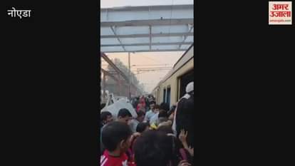 Crowds of passengers gathered at Dadri railway station on Bhaiya Dooj