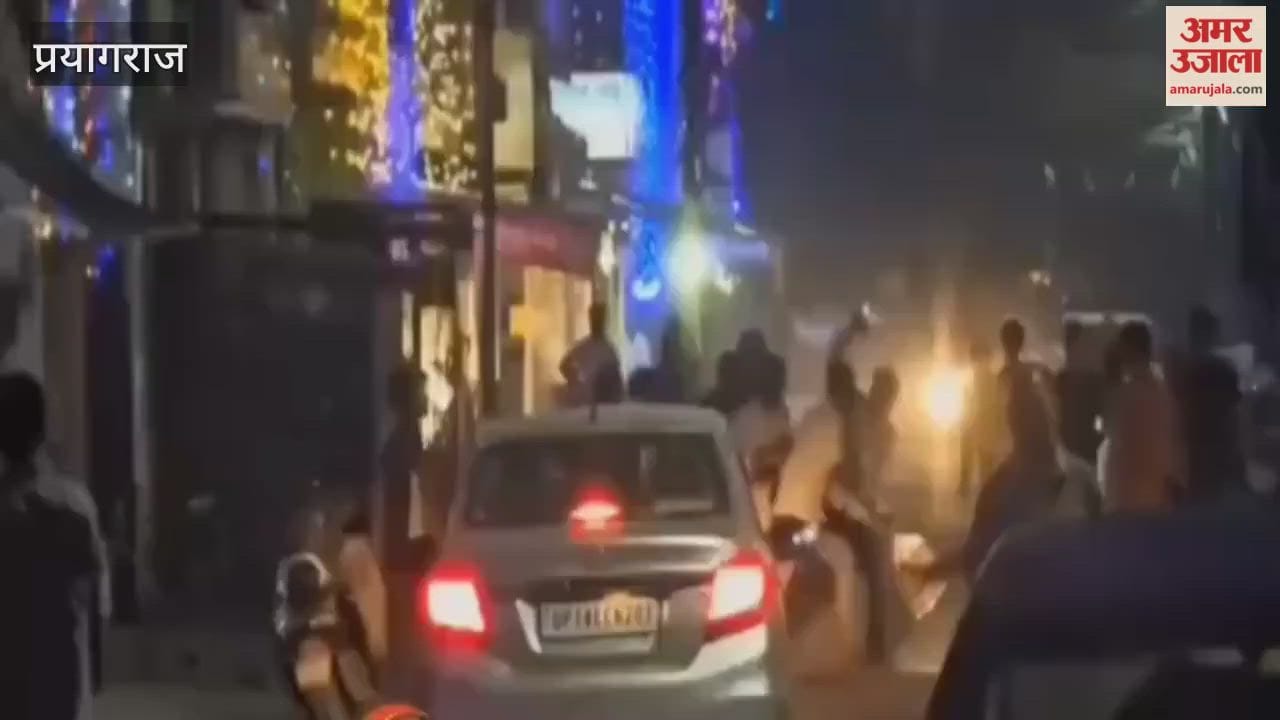 Two groups clashed at the vegetable market gate in Khuldabad, alleging cash and mobile snatching.