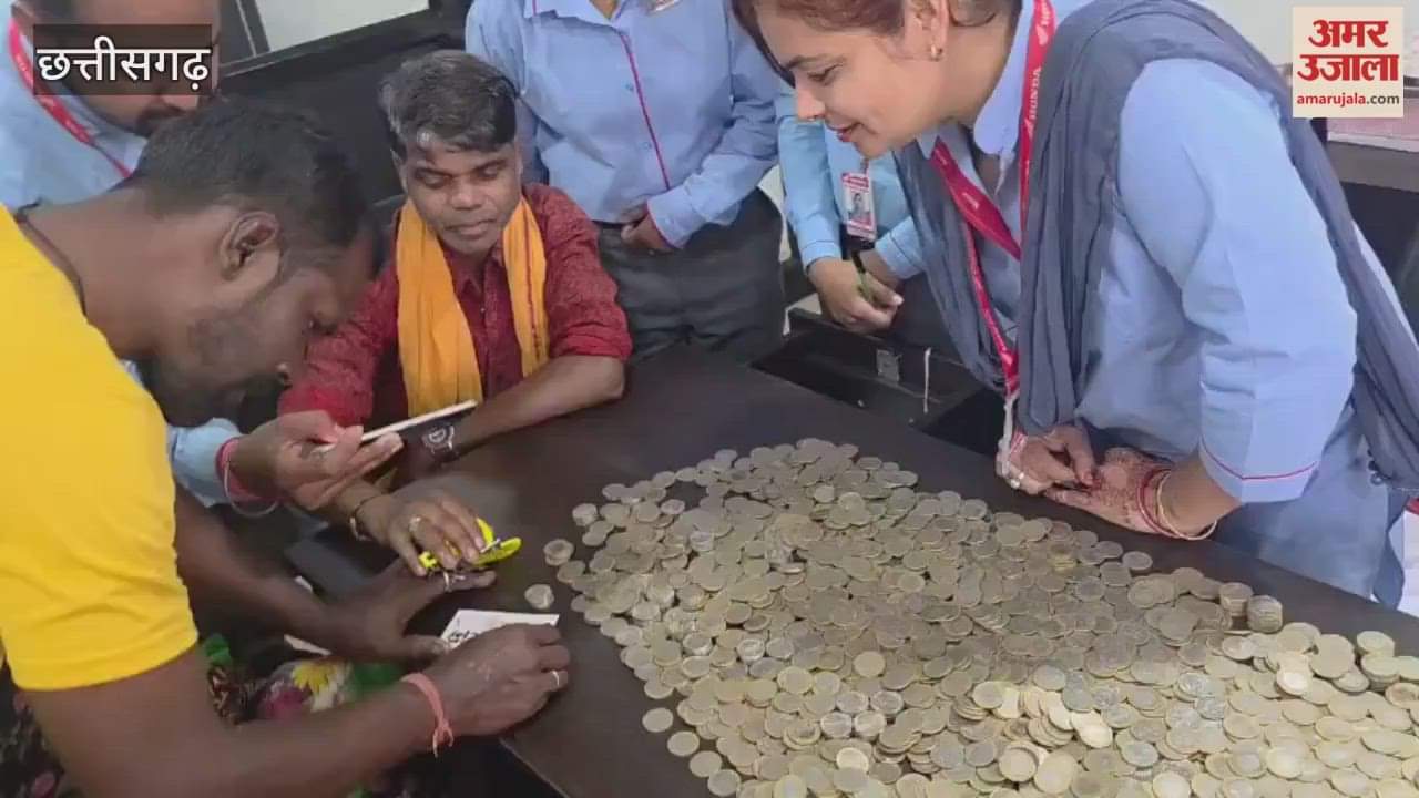 40 हजार के सिक्के लेकर शोरूम पहुंचा किसान, दीपावली पर उपहार में बेटी को दी बाइक, मार्मिक पल देख लोग हुए भावुक