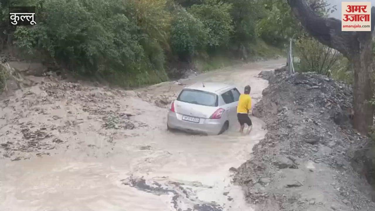 Kullu Car stuck in debris on Bhuntar-Manikaran road