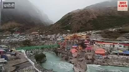 Light rain lashes Badrinath shrine, snowfall on high peaks intensifies cold