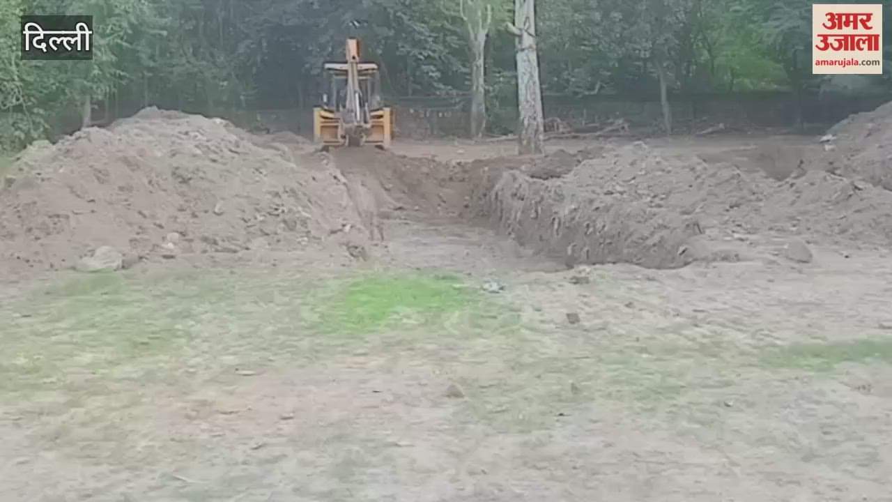 devotees building temporary ghat for chhath puja in east delhi