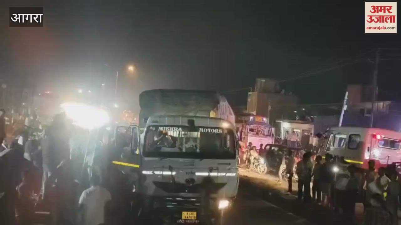 trailer overturned on Agra-Gwalior highway, causing long traffic jam