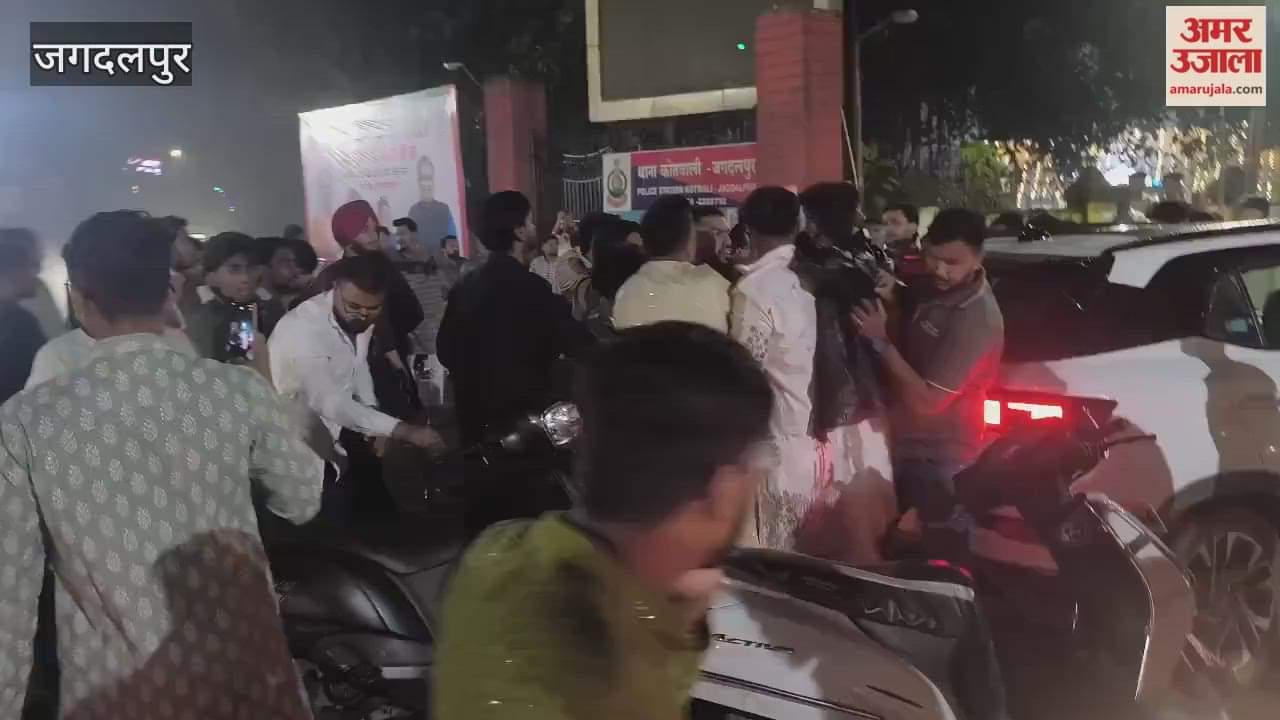 Fierce clash broke out between two groups in front of Kotwali police station in On night of Diwali