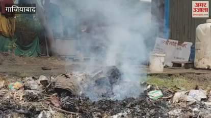 Garbage burnt in Vasundhara Sector 8 Ghaziabad
