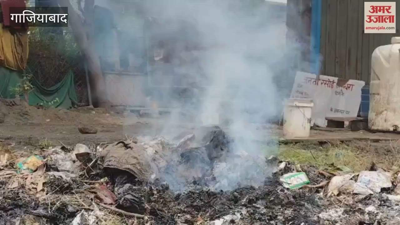 Garbage burnt in Vasundhara Sector 8 Ghaziabad