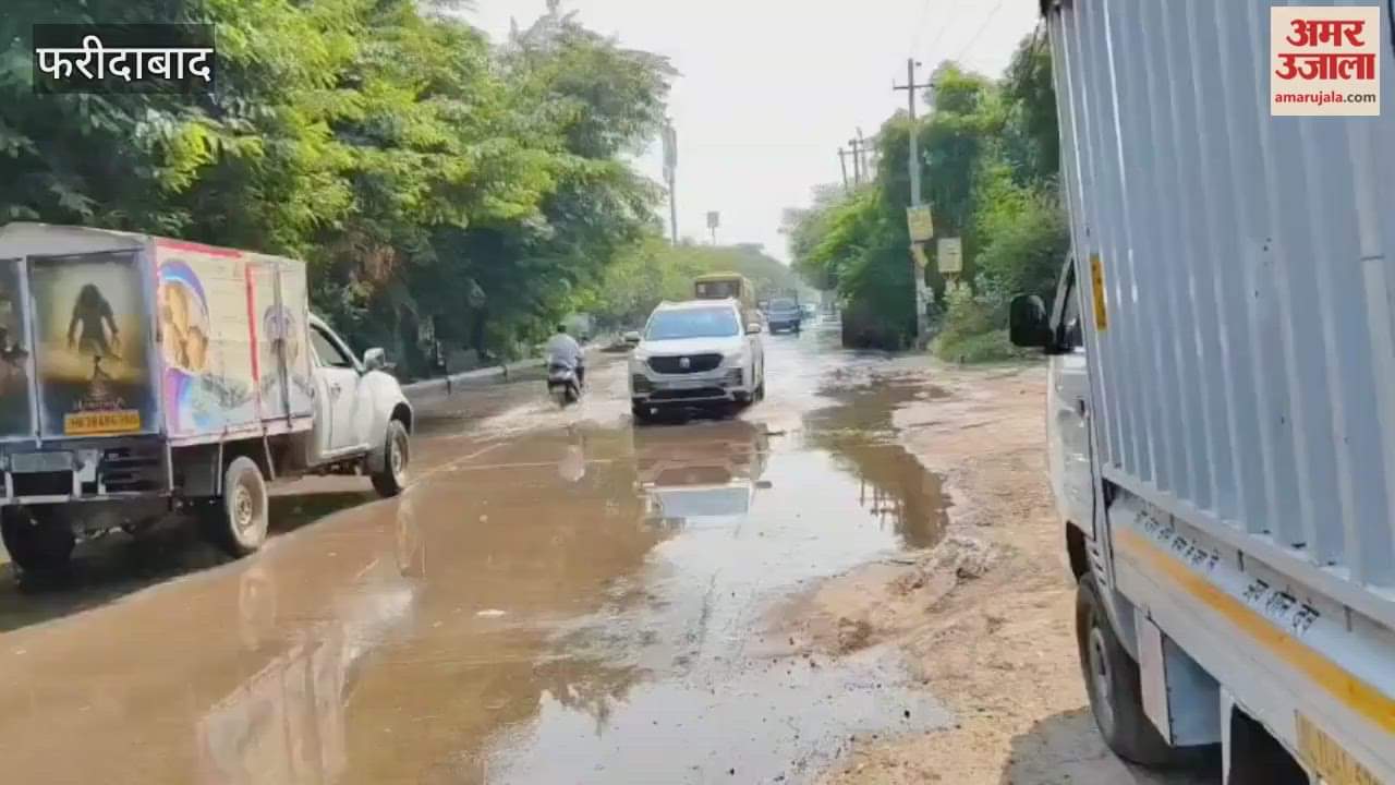 Sewer water filled the divider road of Sector 4 and 7 of Faridabad city