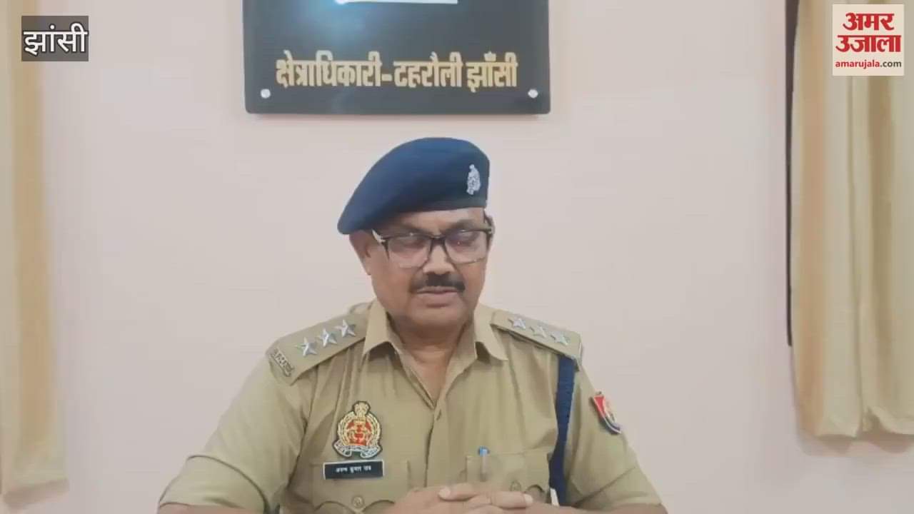 Jhansi: Two friends drowned while bathing in a pond; police retrieved their bodies with the help of divers.