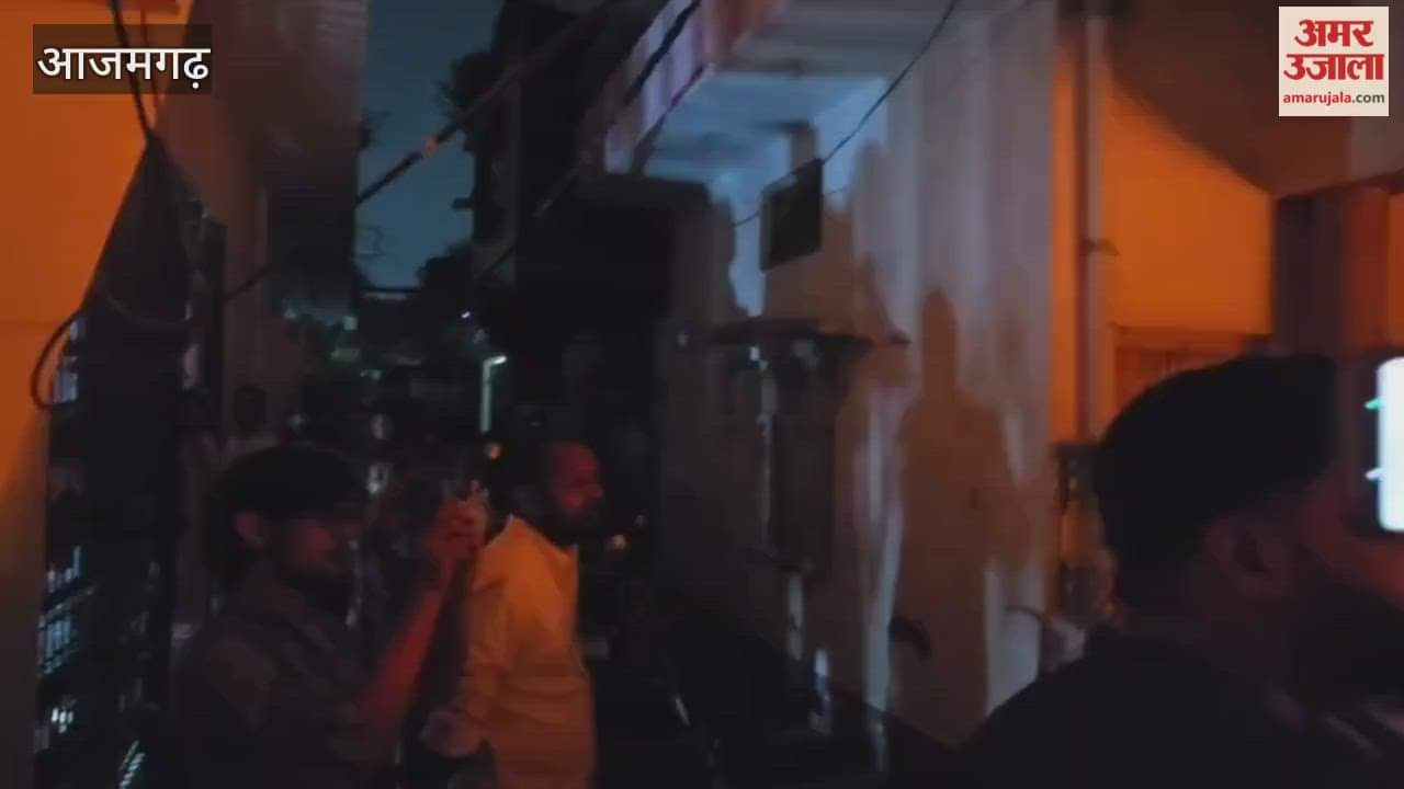 Fire breaks out in junk shop in Azamgarh VIDEO