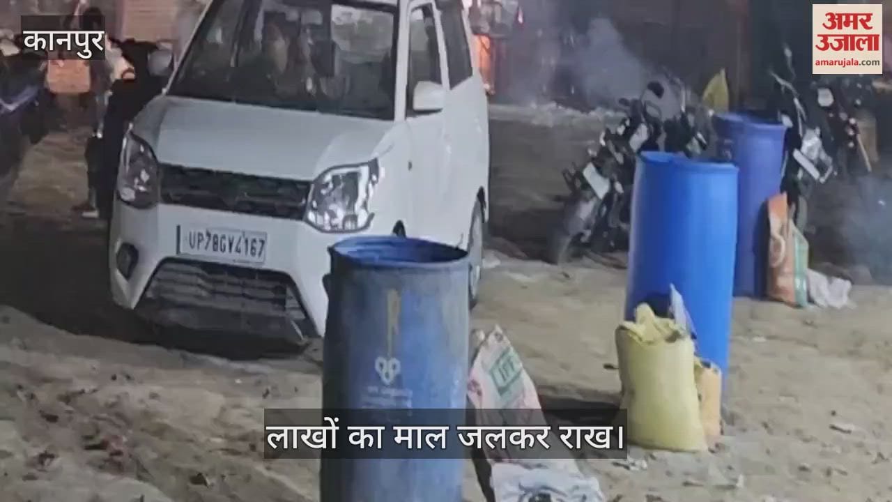 कानपुर: पटाखा बाजार में गिरा राकेट, दुकान में आग लगने से मचा हड़कंप