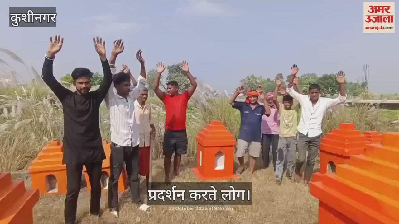 People expressed their anger over cleanliness at Chhath Ghat and protested.