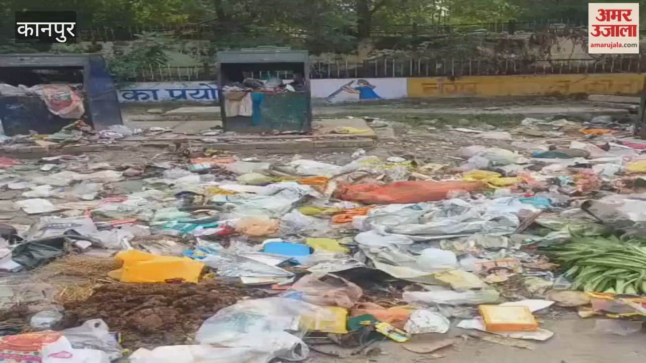 Garbage spread from the footpath to the road outside the municipal dump in Saket Nagar