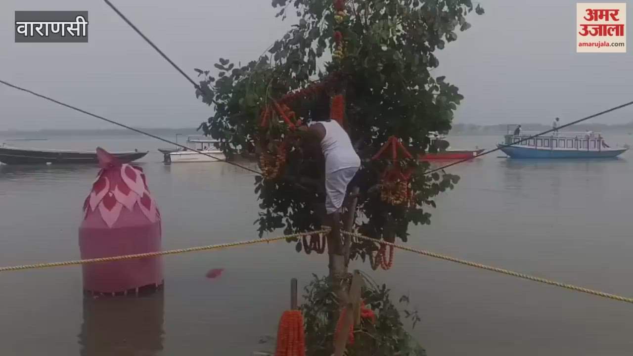 Thousands of people gathered to watch Nag Nathiya Tulsi Ghat