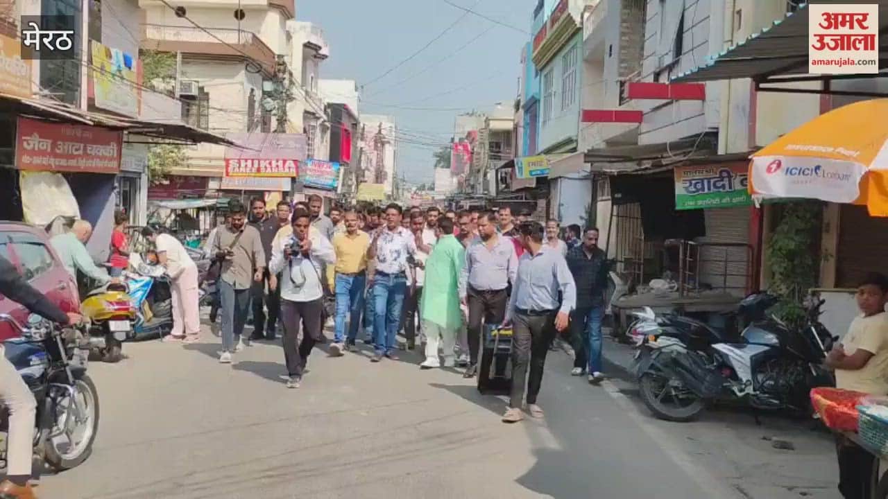 Meerut: Traders roamed around Shastri Nagar and appealed to unite.