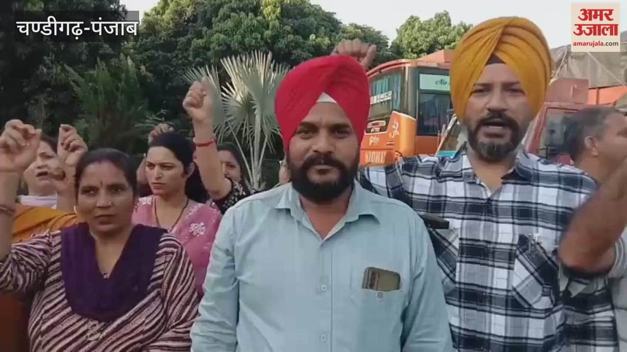 Teachers left Pathankot for Tarn Taran to protest against the government.