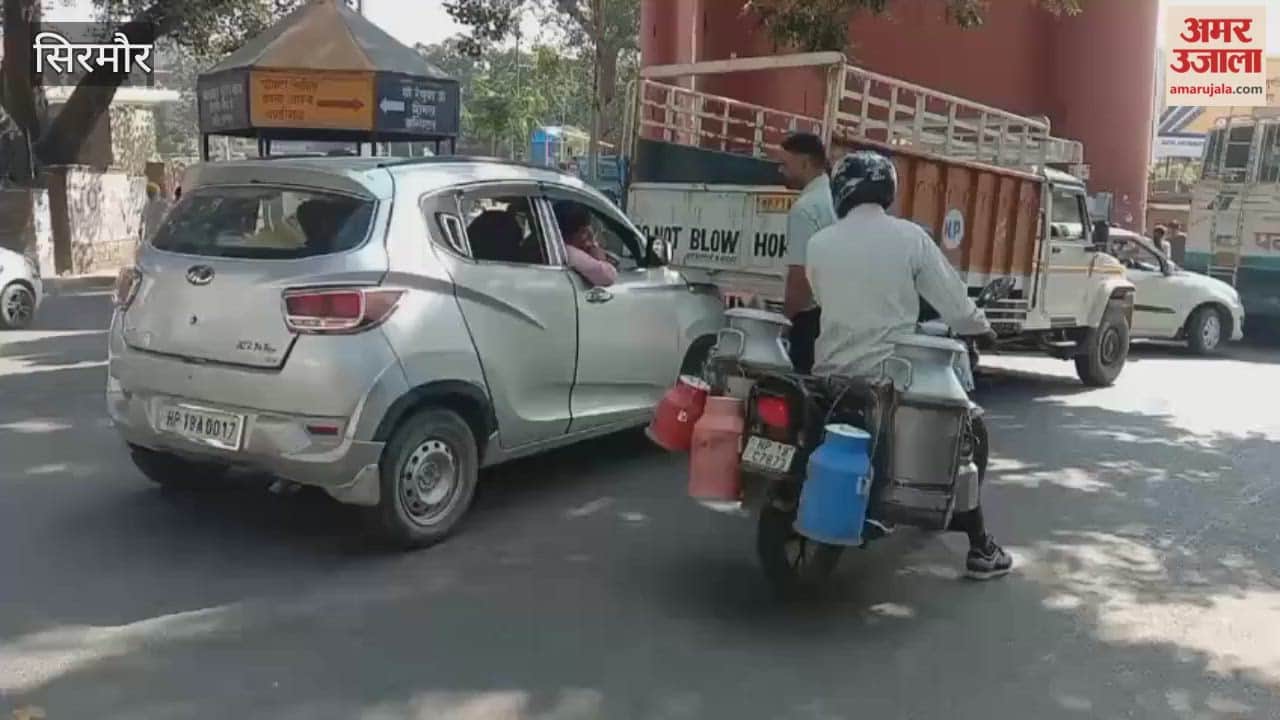 Sirmour A pickup truck was hit by a car at Nahan Delhi Gate