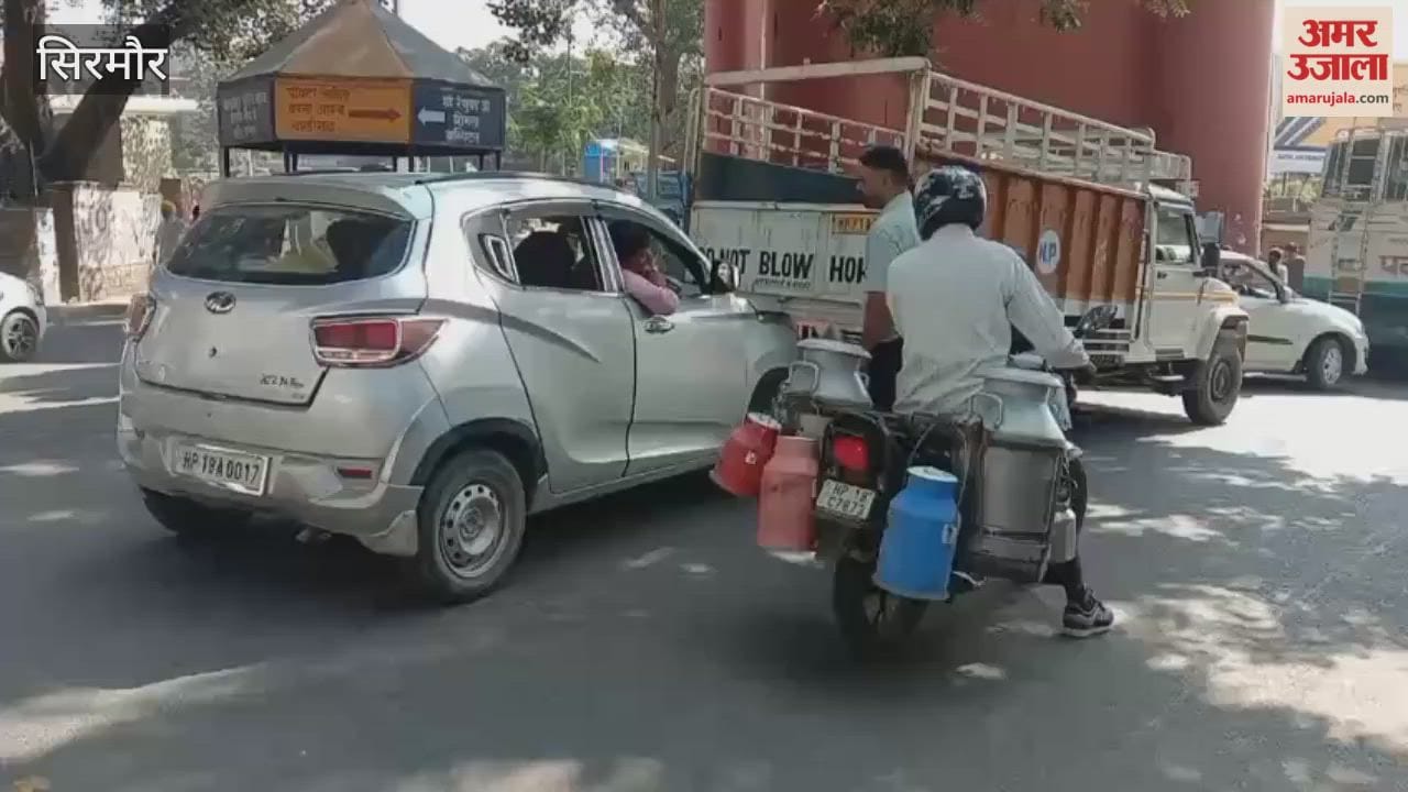 Sirmour A pickup truck was hit by a car at Nahan Delhi Gate