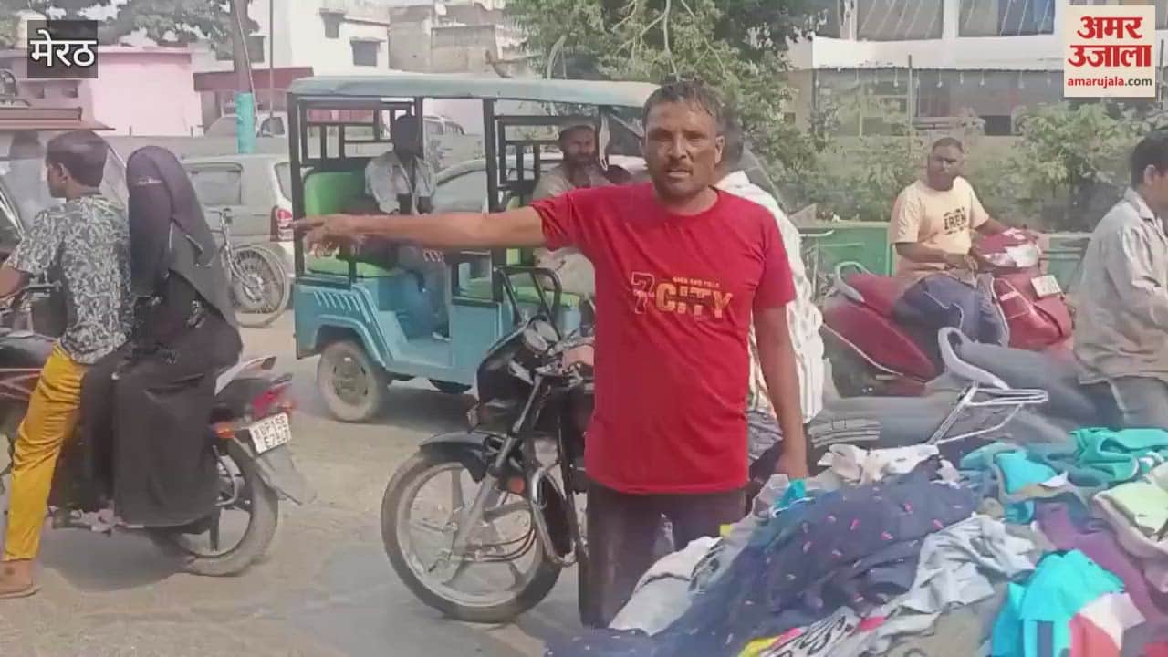 Meerut: Drunkards creating ruckus in front of the police station