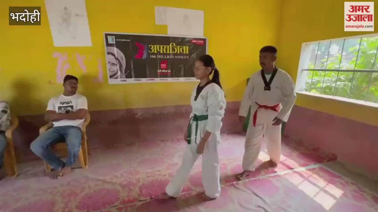 District Taekwondo players taught self-defense techniques to girl students