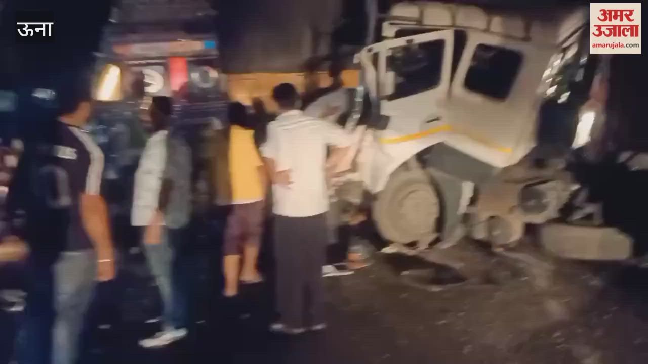 Una Two trucks collided at Baruhi Chowk two people injured causing a traffic jam on the highway