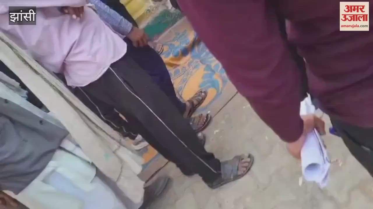 Video: Angry women farmers resorted to stone pelting after not receiving fertilizer; even after waiting for hours, the committee's lock remained open.