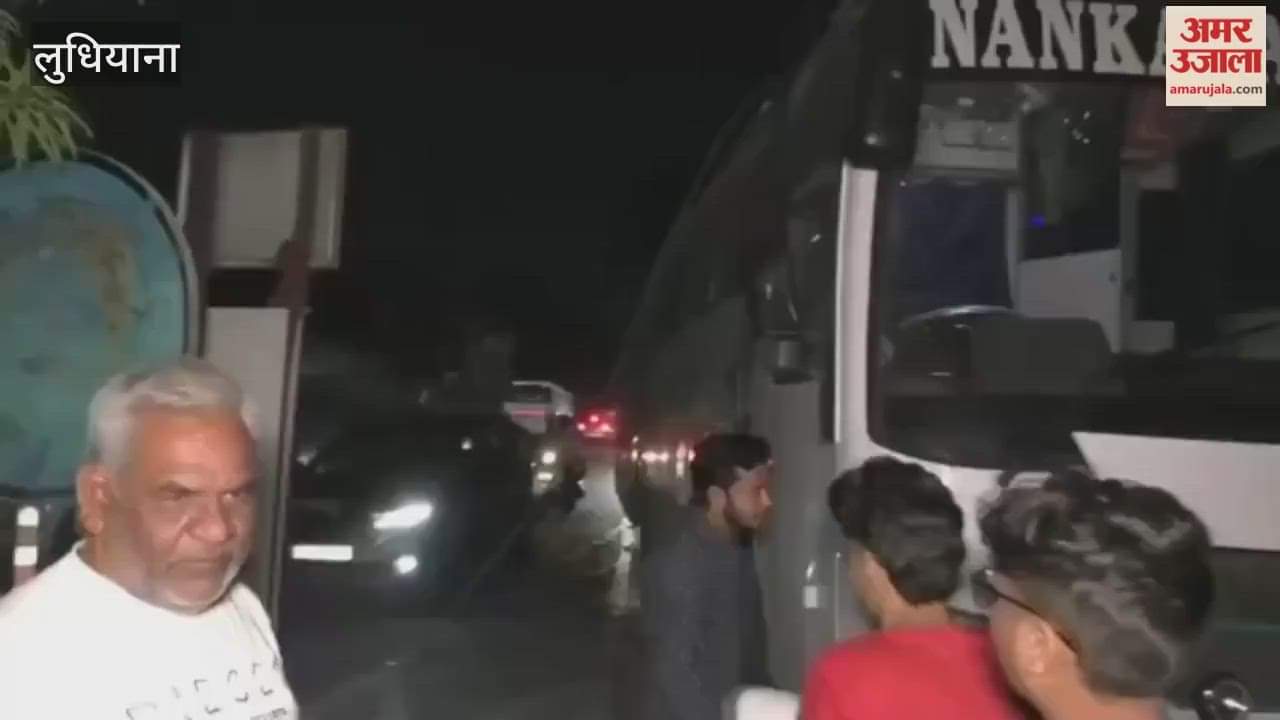 Bus full of children collides with electric wires in Ludhiana