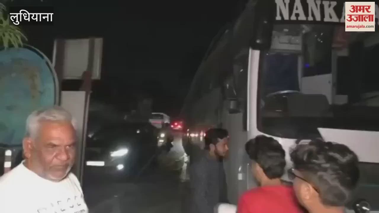 Bus full of children collides with electric wires in Ludhiana