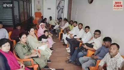 Teachers of government secondary schools reached the residence of the Minister of State demanding offline transfer