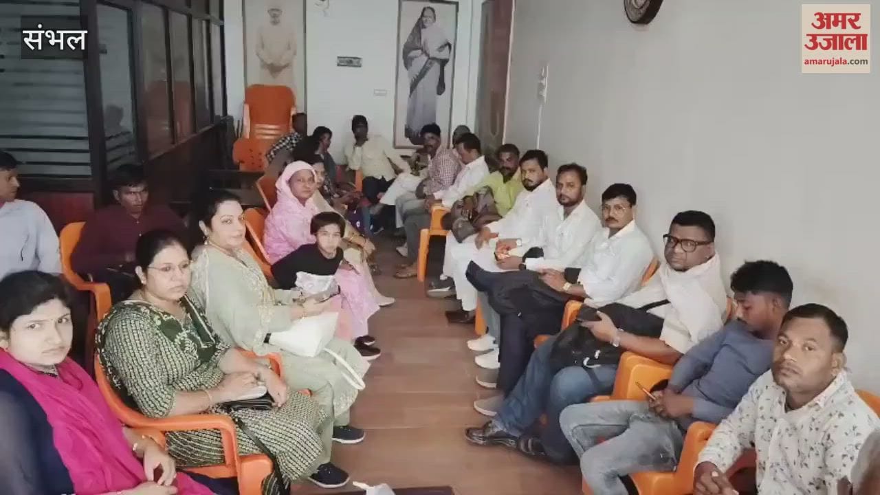 Teachers of government secondary schools reached the residence of the Minister of State demanding offline transfer
