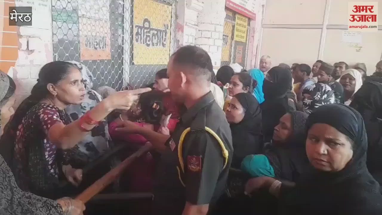Meerut: Patients and security personnel clashed at the district hospital's prescription counter over who should get their prescription first