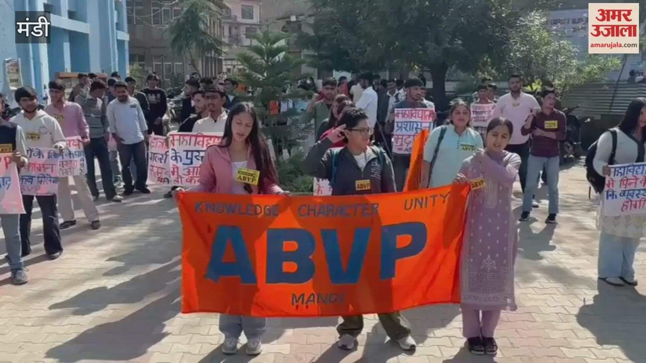 Mandi ABVP alleges poor quality food being served in the mess stages protest after their complaints go unheard