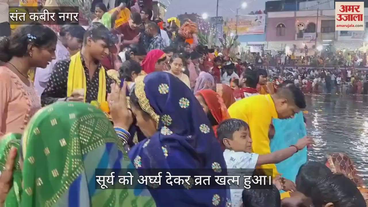 Women break their fast by offering prayers to the rising sun and pray for the long life of their sons.