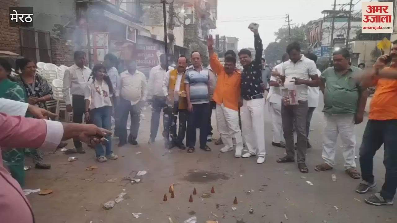 Meerut: MPs and MLAs greeted protesting traders in Central Market with joy, celebrated Diwali, and lit firecrackers