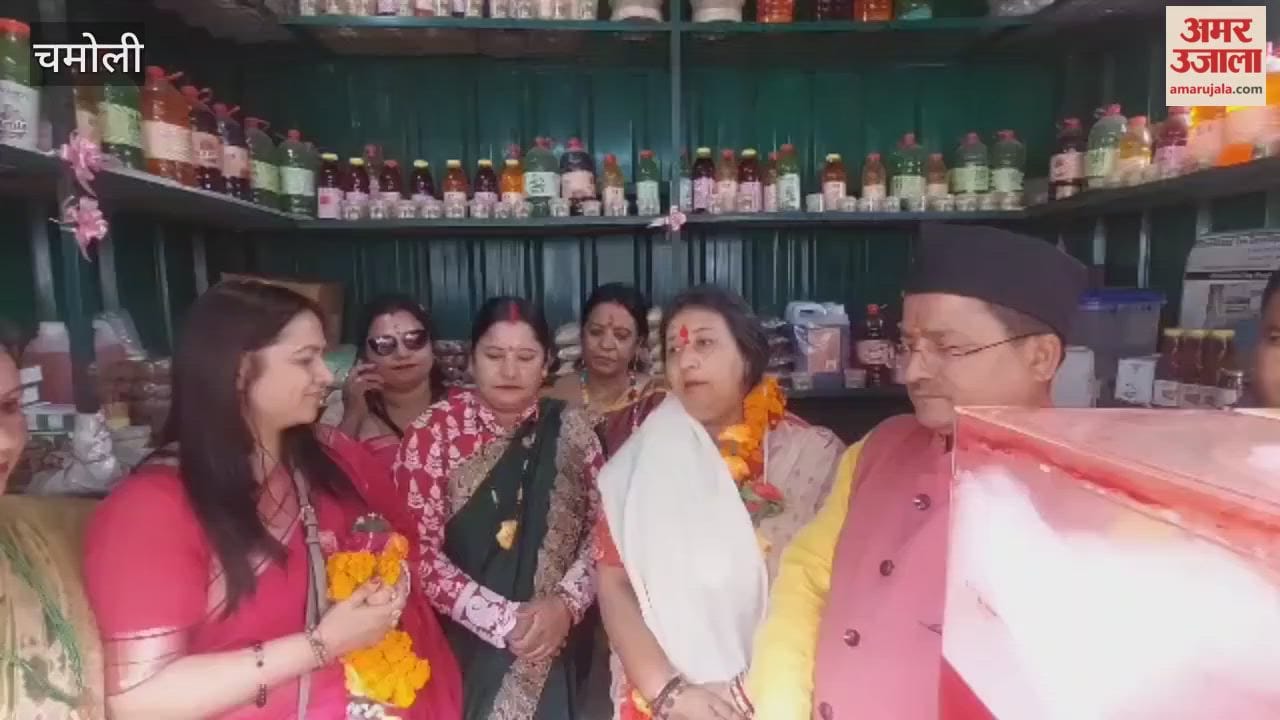 BJP Mahila Morcha state president Ruchi Bhatt reached Karnaprayag, workers welcomed her.