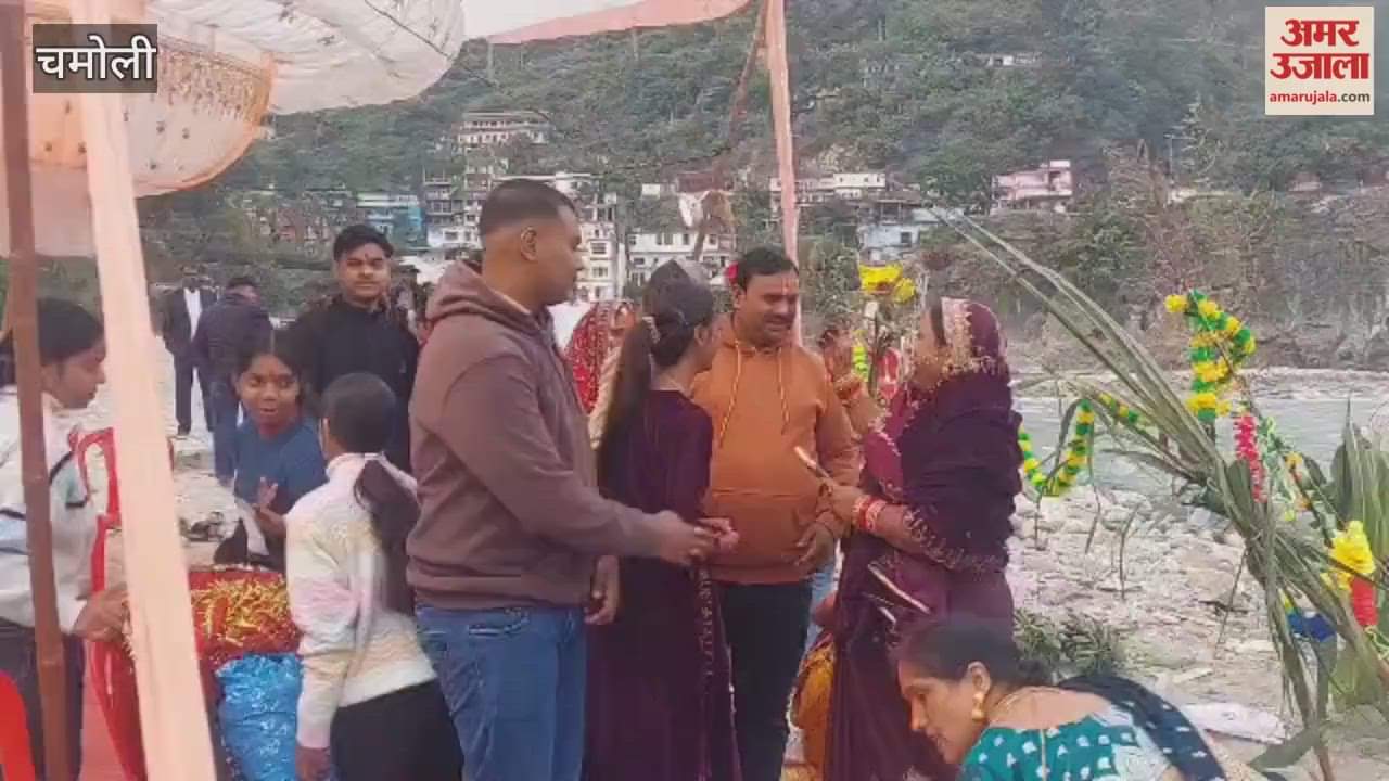In Karnaprayag too, devotees performed Chhath Puja with devotion and gathered at the Sangam banks to offer prayers