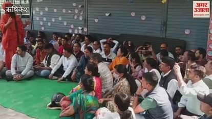 Rishikesh: Organizations protest demanding closure of liquor shops