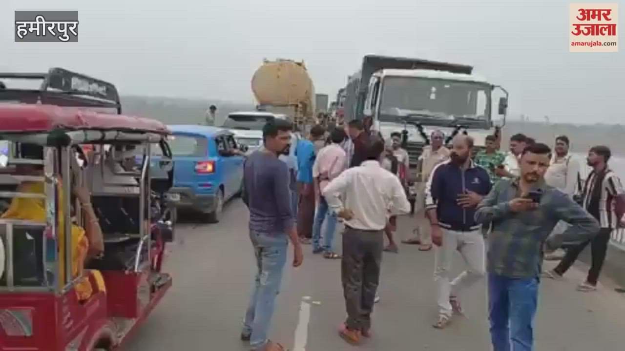 A 10-kilometer-long traffic jam occurred on the Kanpur-Sagar Highway