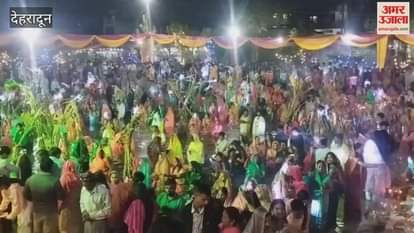 Women observing fast offered prayers to the rising sun at the ghat in Patel Nagar Brahmapuri