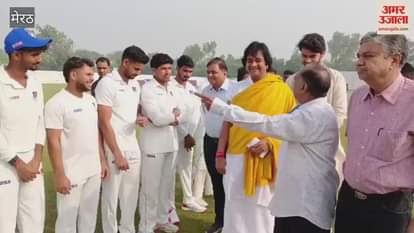 Meerut: Bapu Chinmayanand Maharaj reached the ground of Colonel CK Naidu Trophy match being held at Victoria Park