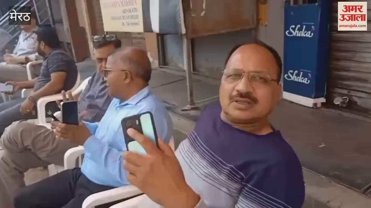 Meerut: Traders angry over demolition of Central Market, protest by wearing black bands