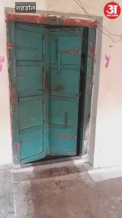 जमीन में खोदा गया गड्ढा।