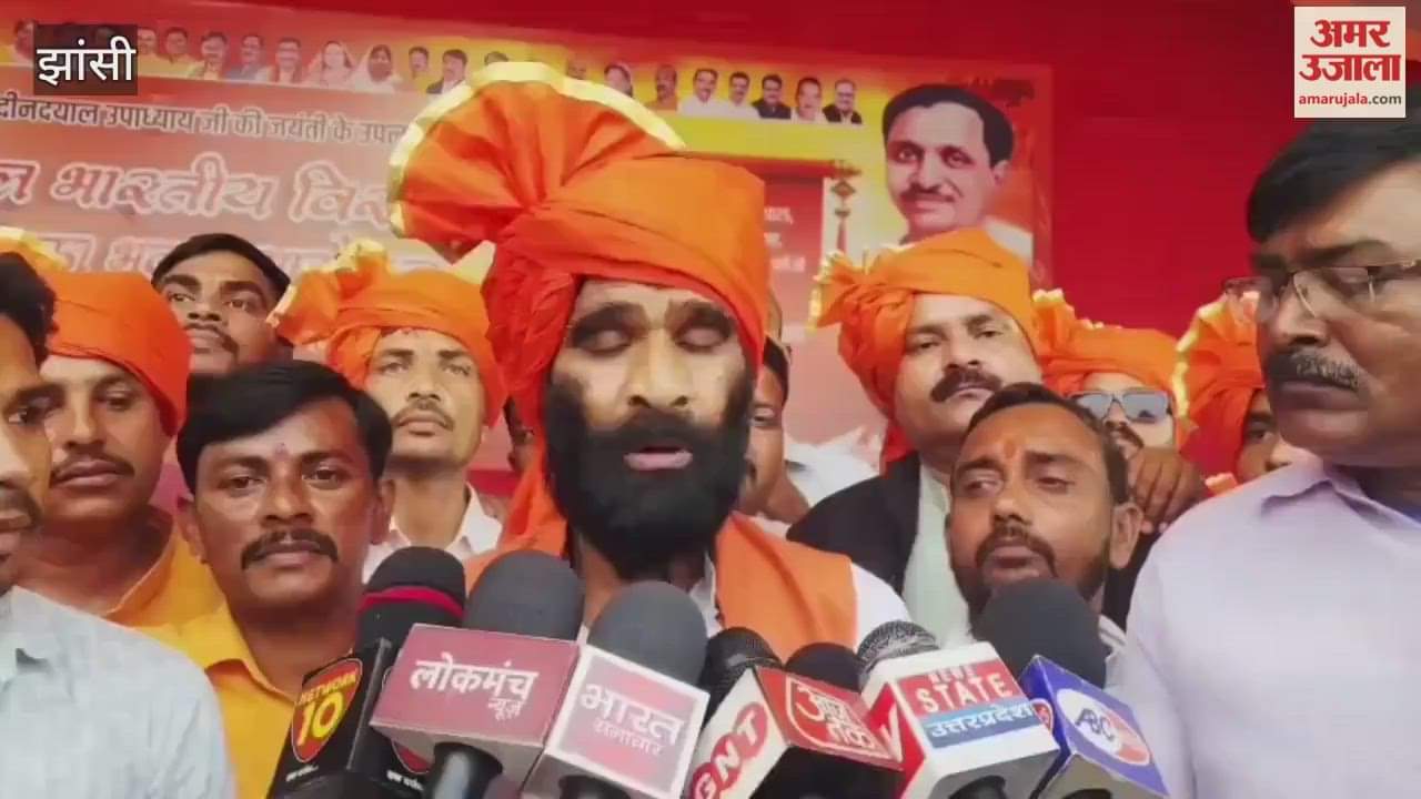 Jhansi: All India Dangal organized, Garautha MLA giving information