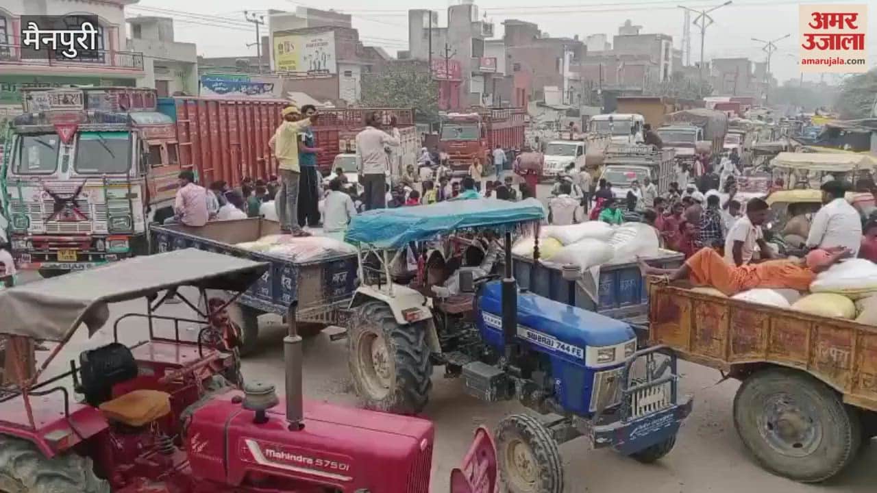 Farmers Blocked Mandi Road in Mainpuri DUE TO Low Paddy Prices