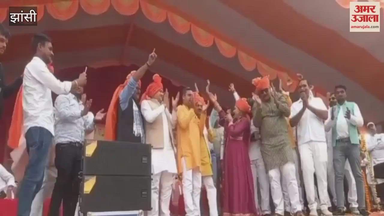 Jhansi: Audience dances to the songs of poetess Anamika on stage.