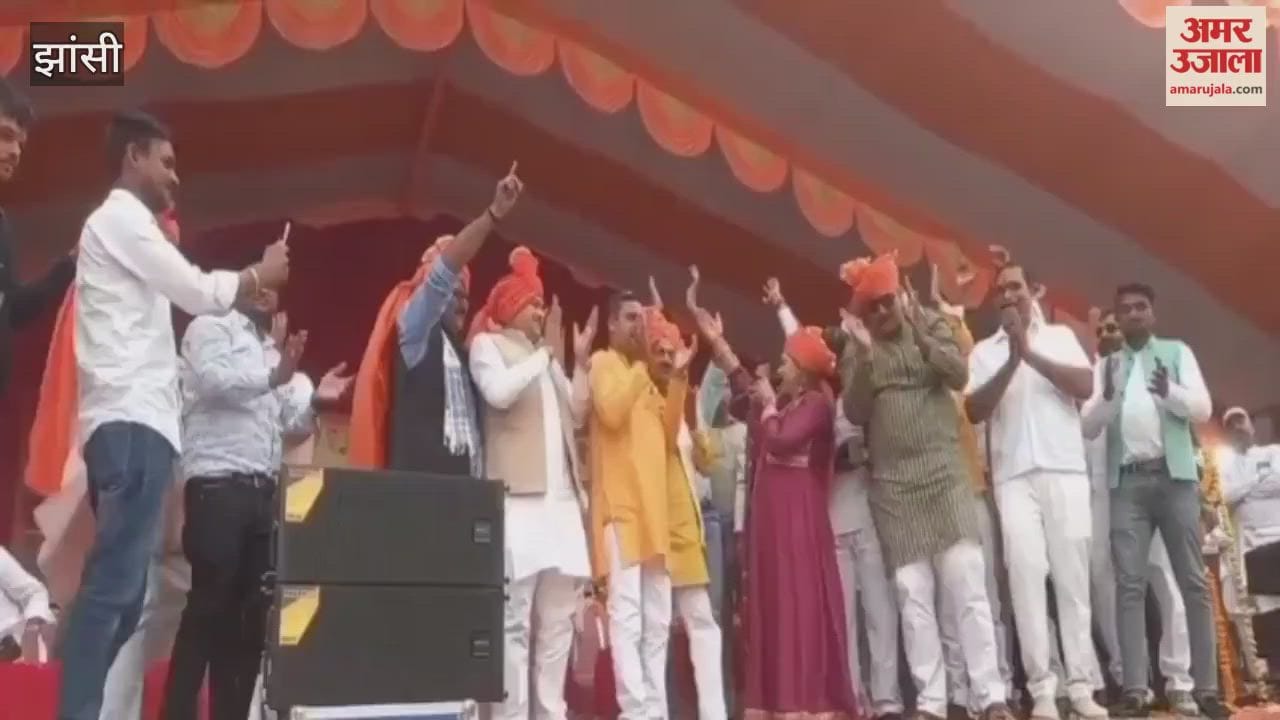 Jhansi: Audience dances to the songs of poetess Anamika on stage.