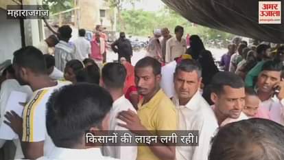Crowds of farmers gathered for fertilizer