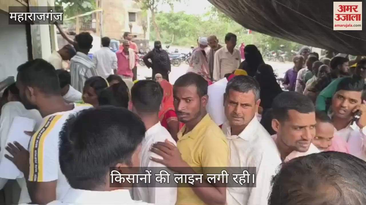 Crowds of farmers gathered for fertilizer