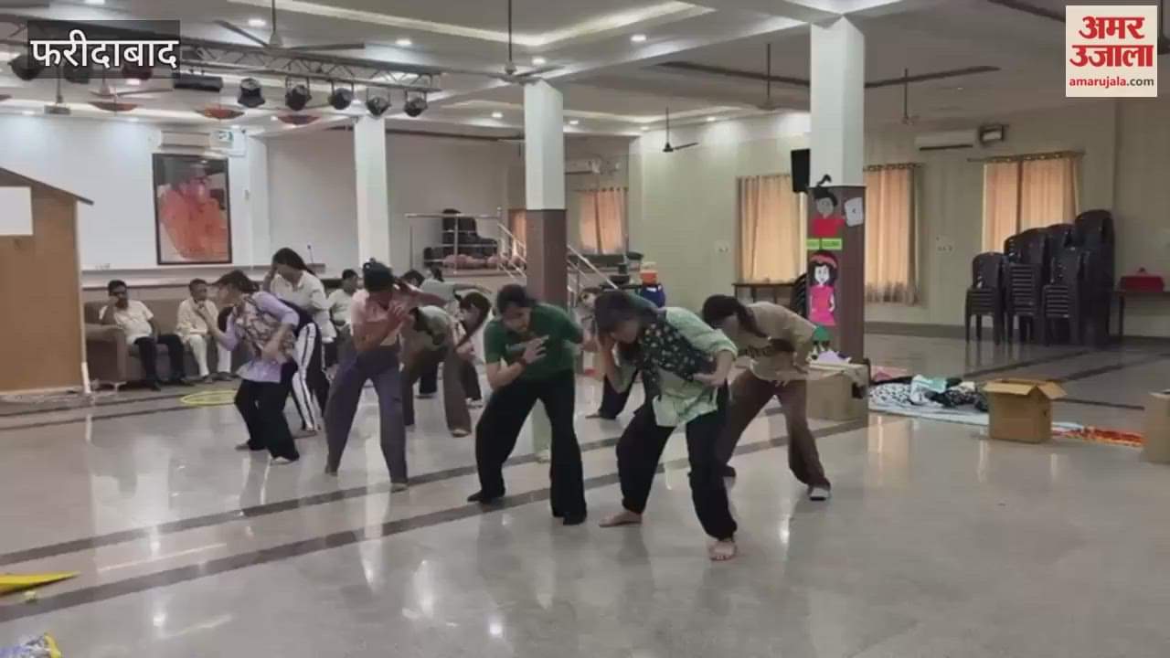 Students rehearsal in KL Mehta Dayanand Mahila Mahavidyalaya in Faridabad