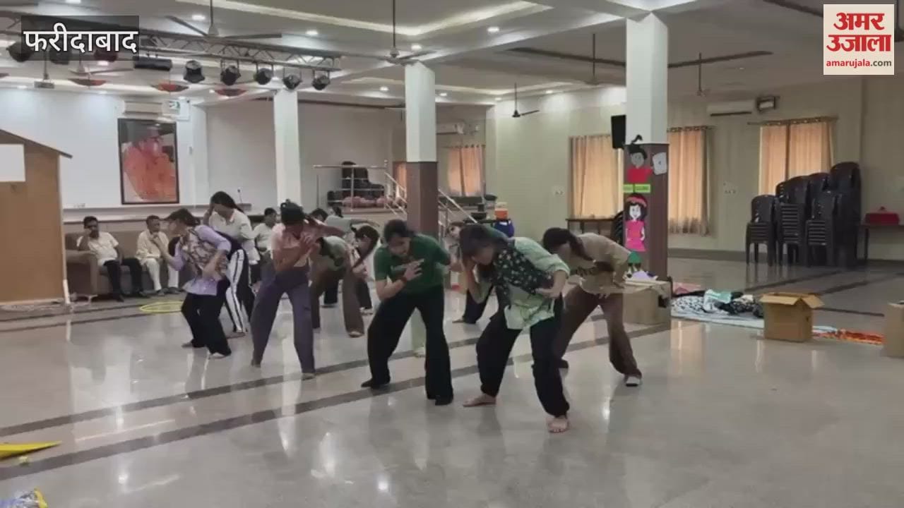 Students rehearsal in KL Mehta Dayanand Mahila Mahavidyalaya in Faridabad
